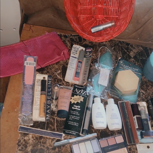 Makeup - Picture 2 of 6